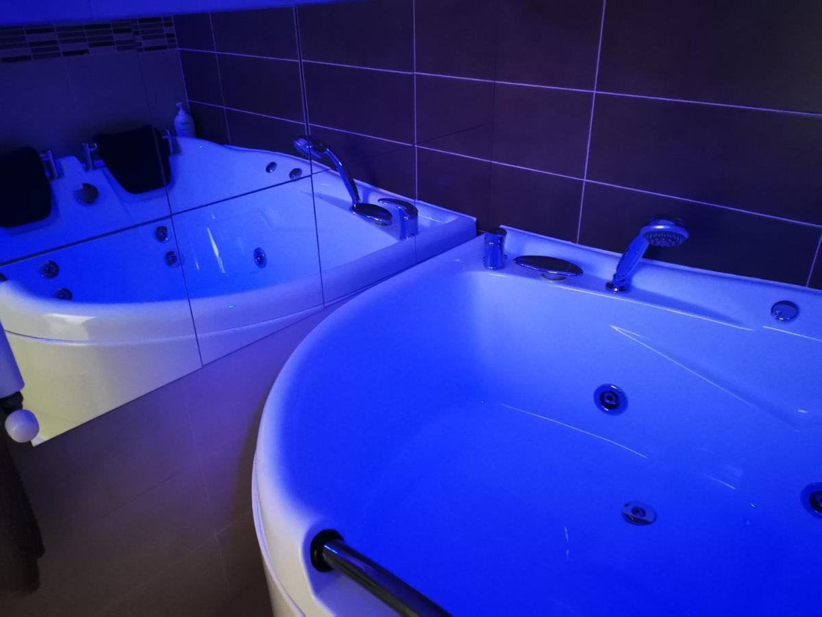 Iasi Jacuzzi Apartment A Esterno foto