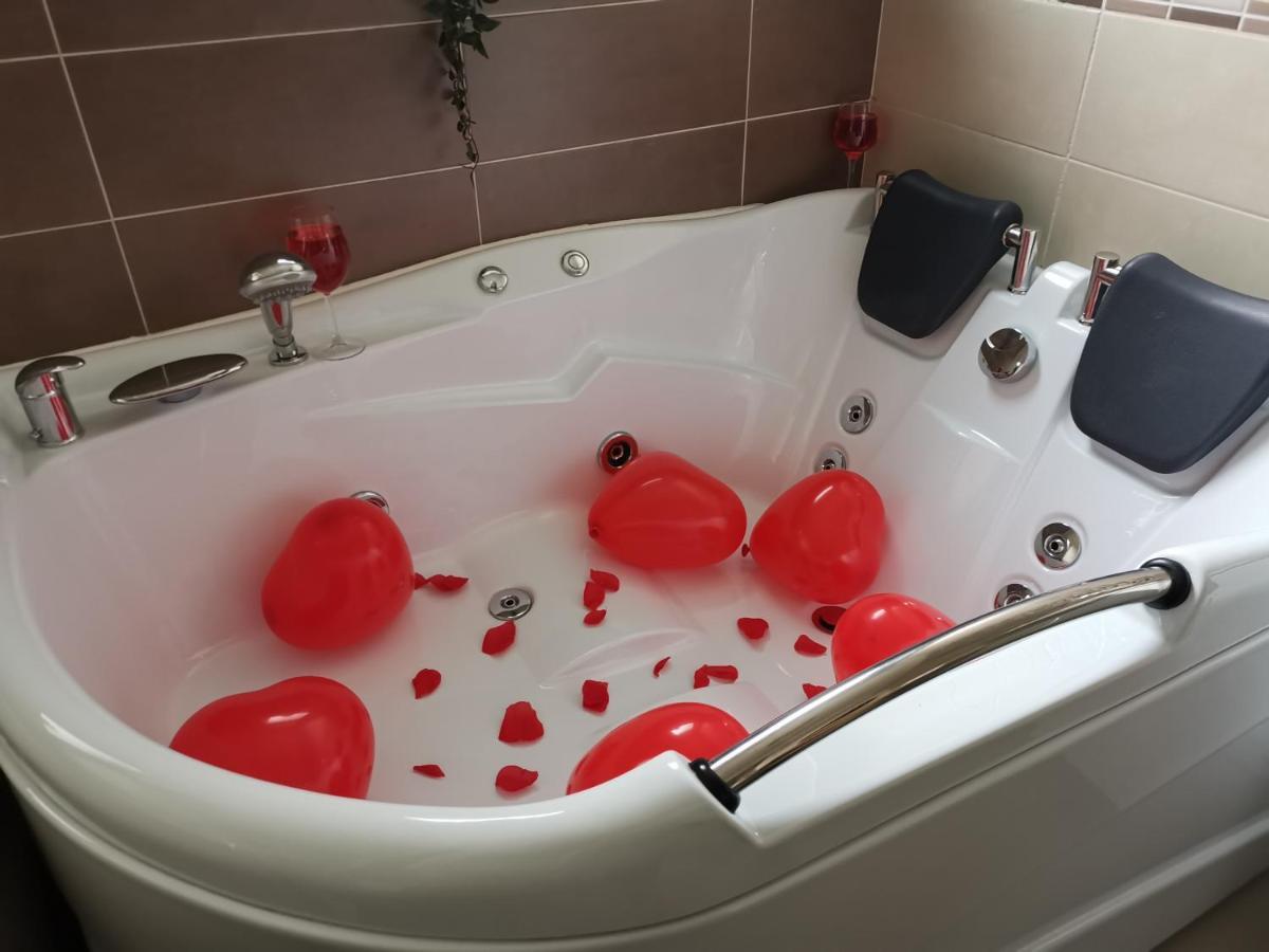 Iasi Jacuzzi Apartment A Esterno foto